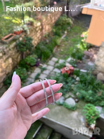 Обеци халки в сребрист цвят с блестящи камъчета среден размер ❤️, снимка 5 - Обеци - 52413453