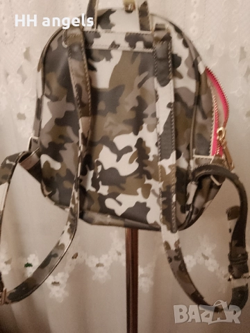 Guess mini раничка, снимка 5 - Раници - 52777309