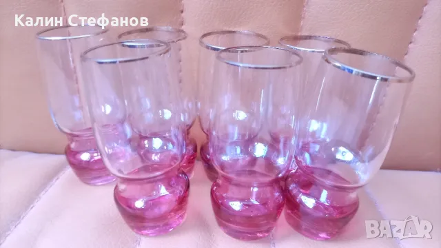 Ретро малки шотчета, калиево стъкло, червеникаво дъно, златен кант- 7 бр, снимка 1