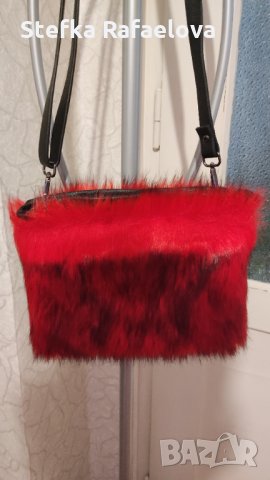 Пухена червена чанта