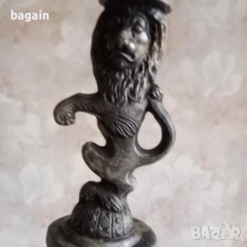 Лъв свещник.