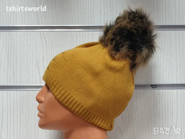 Нова зимна дамска шапка с камъчета отпред и с пух/помпон в цвят горчица, снимка 6 - Шапки - 48210069