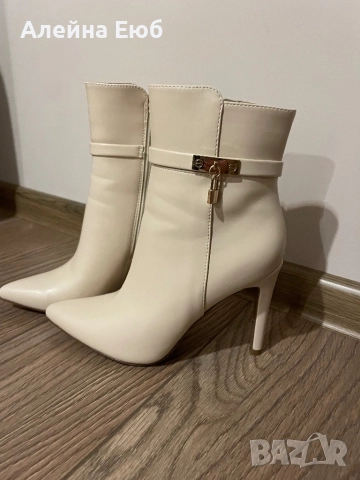 Бежови боти с тънък висок ток