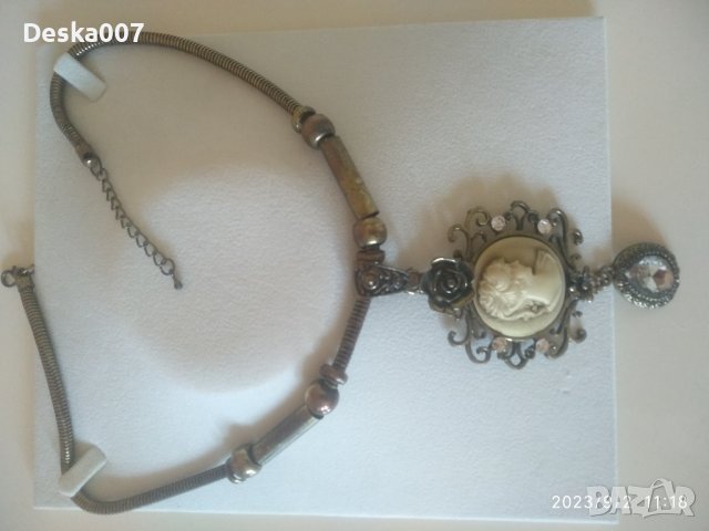 Колие с кристали и Мадона , снимка 2 - Колиета, медальони, синджири - 38694716