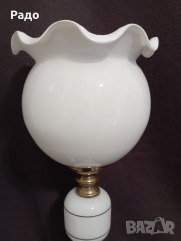 Красива старинна лампа с бял стъклен абажур, снимка 4 - Настолни лампи - 52085417