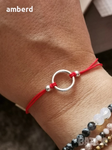 Гривна със сребърен елемент и червен конец