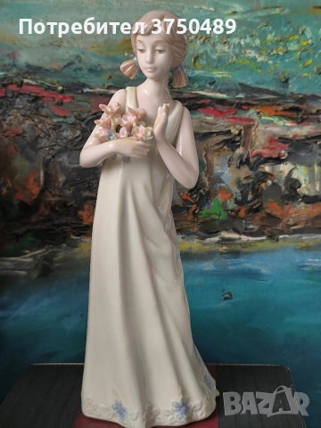 Порцеланова фигурка на момиче с букет цветя 