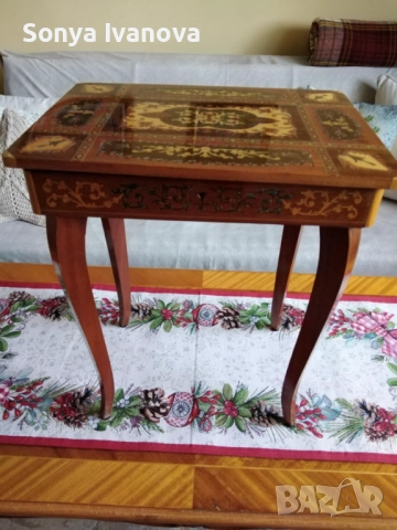 Продавам антикварна малка масичка.