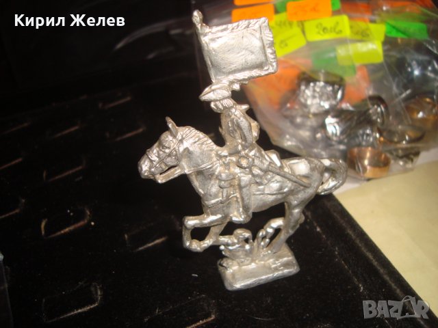 СТАР ОЛОВЕН ВОЙНИК РИЦАР КОННИК СТАТУЕТКА КАВАЛЕРИСТ ЗНАМЕНОСЕЦ 25069, снимка 3 - Колекции - 34370261