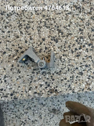 Задна горна дясна панта на Ауди Audi A8 H4 D4 само за 30Eur. 4h0831402a, снимка 2 - Части - 53131109