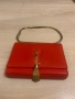 Червена чанта, снимка 3