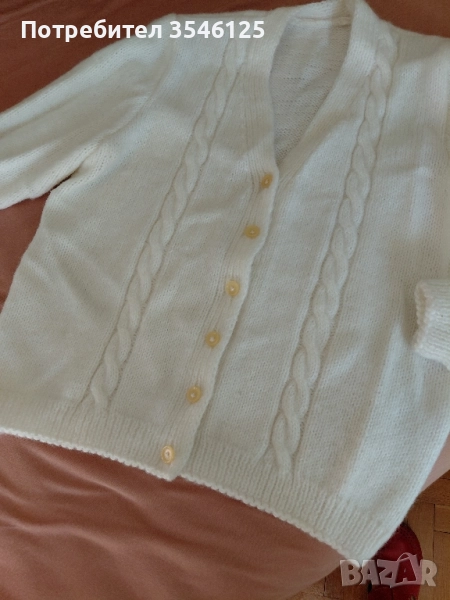 Бяла плетена жилетка (ръчно плетена) с копчита., снимка 1