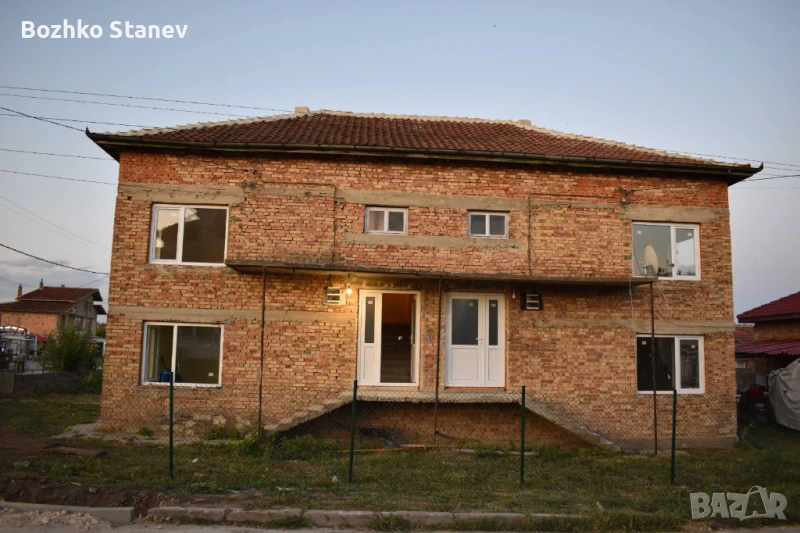 Продава се двуетажна масивна къща , снимка 1