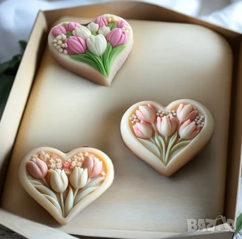 Три вида молдове сърце с лалета 