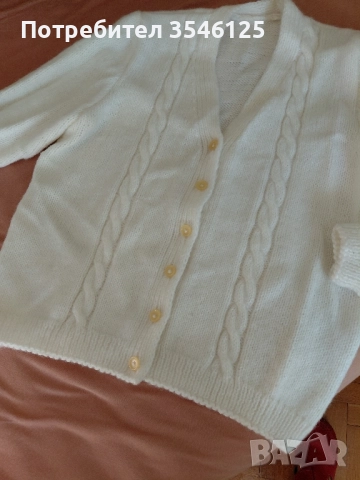 Бяла плетена жилетка (ръчно плетена) с копчита.