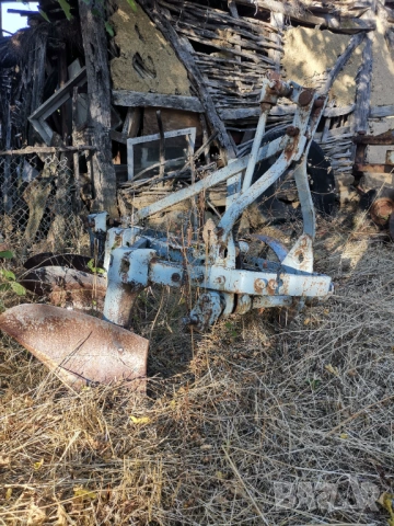 Плуг тракторен-три тела