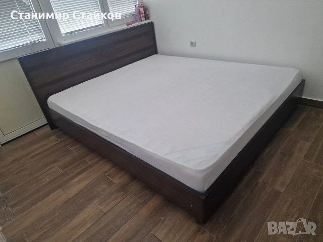 Спалня с матрак