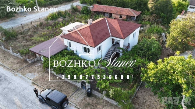 Продава се масивна двуетажна къща 