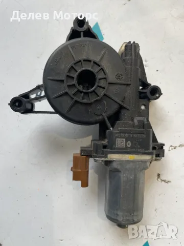 Моторче за стъклоповдигач за предна дясна врата от Dacia Jogger, 1.0 TCe Eco-G LPG, 91 кс., 2023, снимка 2 - Части - 50231150