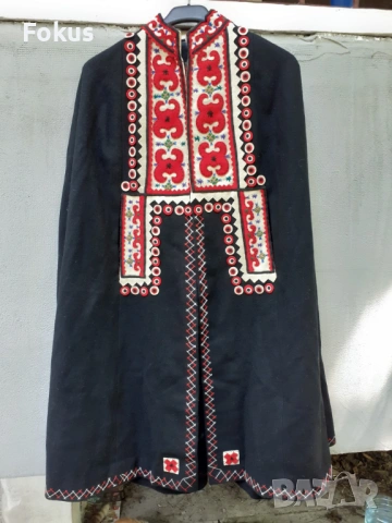 Невероятен вълнен сукман тип пелерина носия шевица