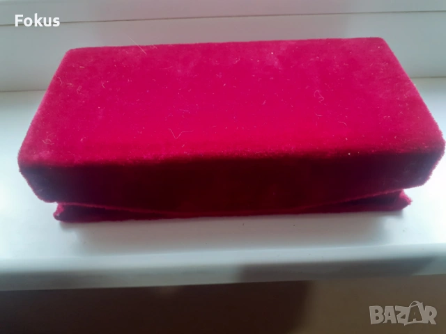 Луксозна подаръчна кутия червено кадифе - като нова