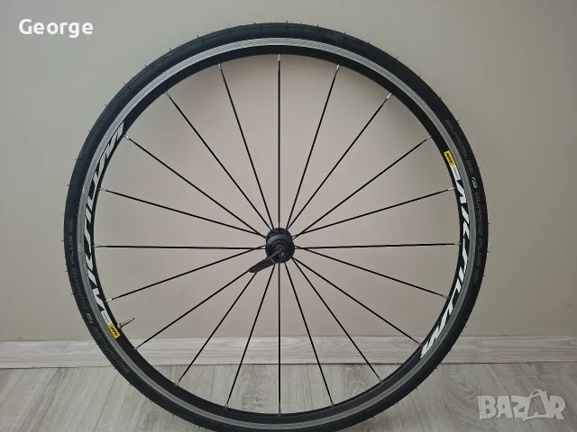 Предна шосейна капла Mavic Aksium, оборудвана с външна гума Schwalbe Durano Plus.