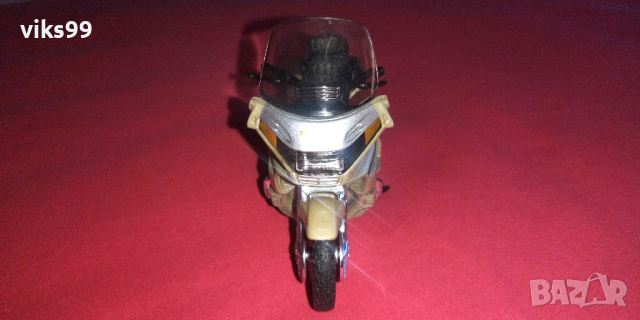 Mетален Мотор Honda Gold Wing Welly 1:18, снимка 7 - Колекции - 39592021