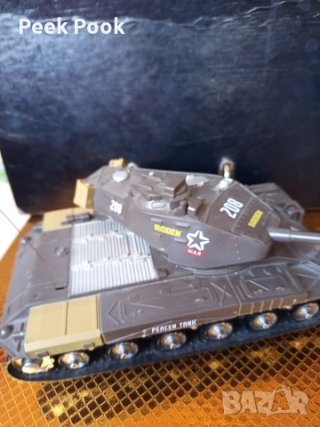колекционерски танк с дистанционно управление и по- малак танк 