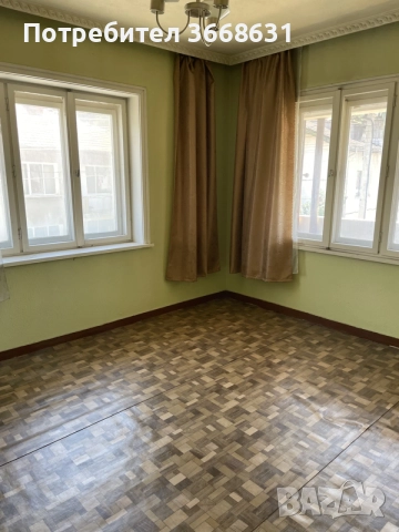 Къща в центъра на Чепеларе – 2 етажа, двор и 2 гаража, снимка 2 - Къщи - 56230533