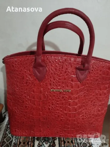 Продавам червена твърда чанта ,реплика MICHAEL KORS