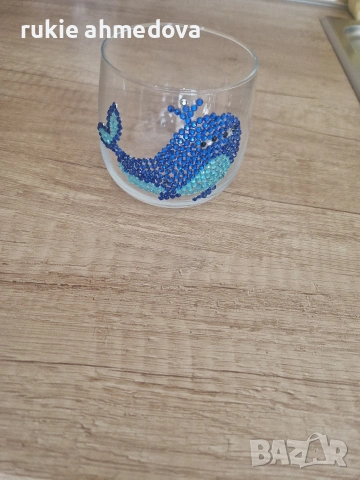 Ръчно декорирана стъклена чаша с кристали