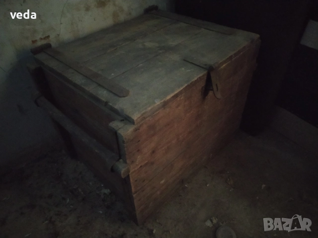 Много стар съндък тип дървена ракла, снимка 1
