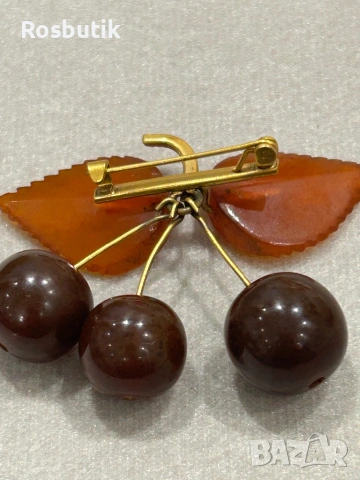 Съветска рядка брошка с кехлибар Череша , снимка 4 - Антикварни и старинни предмети - 53355824