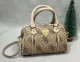 Guess Стилна Дамска Чанта Тип Боулинг С Монограм Къси Дръжки И Предни Ципове - 11 Цвята Код SEM-665, снимка 7
