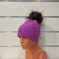 Нова зимна дамска лилава шапка с шарен помпон/пух, снимка 6 - Шапки - 35479434