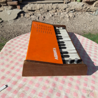 Стар синтезатор,електрическо пиано Авлига, снимка 2 - Антикварни и старинни предмети - 36538399