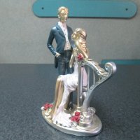 Продавам чисто нова декоративна статуетка на младоженци-много красива, снимка 2 - Колекции - 42238938