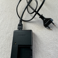 Оригинално зарядно за фотоапарат Sony BC-CSGC , ЗА БАТЕРИИ: SONY NP-BG1, NP-FG1, снимка 1 - Батерии, зарядни - 44561110