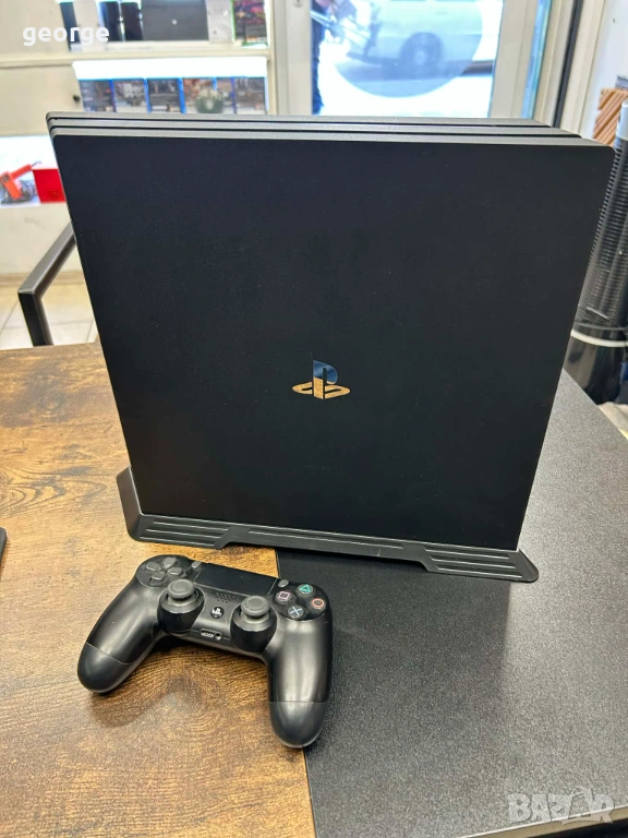 Конзола Sony Playstation 4 Pro 1TB с един джойстик и стойка, снимка 1