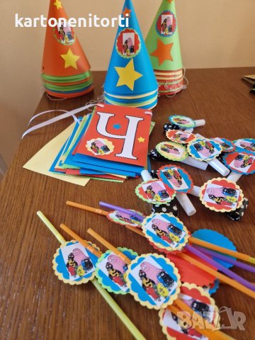 Тематична украса с Барбарони шапки банер надпис свирки