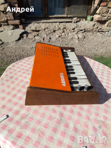Стар синтезатор,електрическо пиано Авлига, снимка 2 - Антикварни и старинни предмети - 36538399