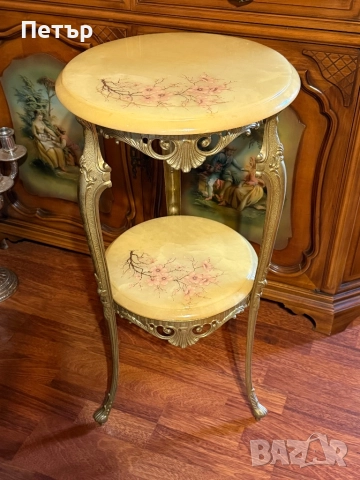 Старинна масичка на две нива от месинг и оникс. , снимка 2 - Антикварни и старинни предмети - 51768506