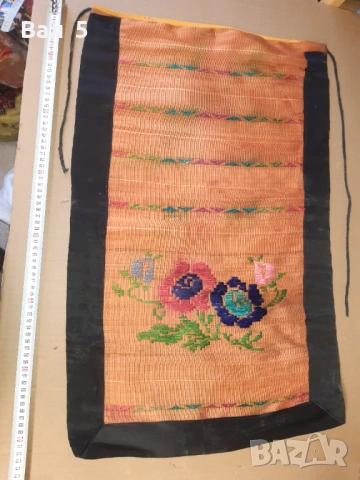 Автентична тъкана престилка , носия