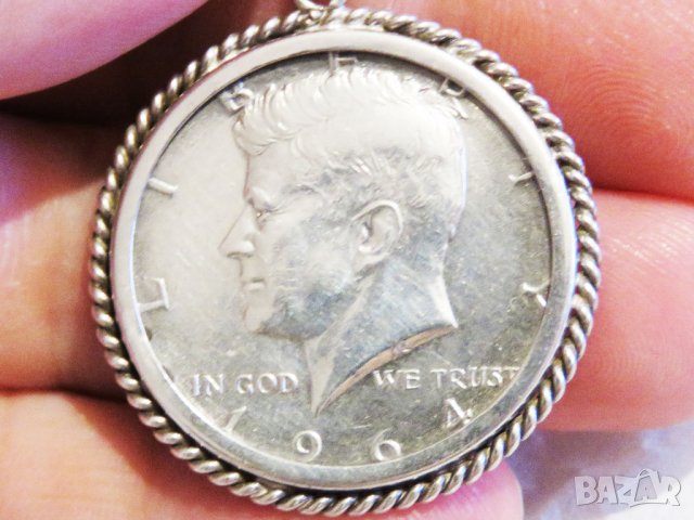 Медальон - сребърен американски долар, HALF DOLLAR - 1964 г. с лика на Кенеди и сребърен обков, снимка 3 - Колиета, медальони, синджири - 29630344