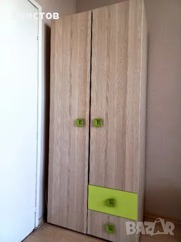 Гардероб и 4 етажерки за съхранение 