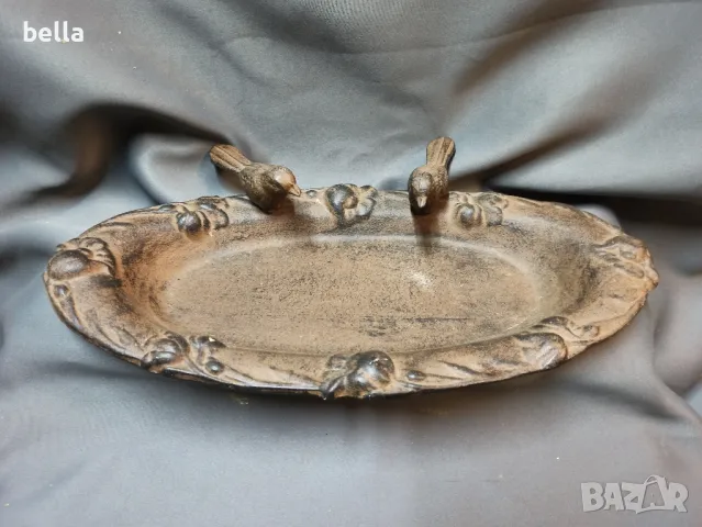 Масивен рядък чугунен съд с птици