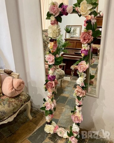 Огледало с изкуствени цветя и светлини