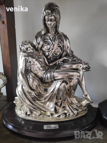 Различни статуетки