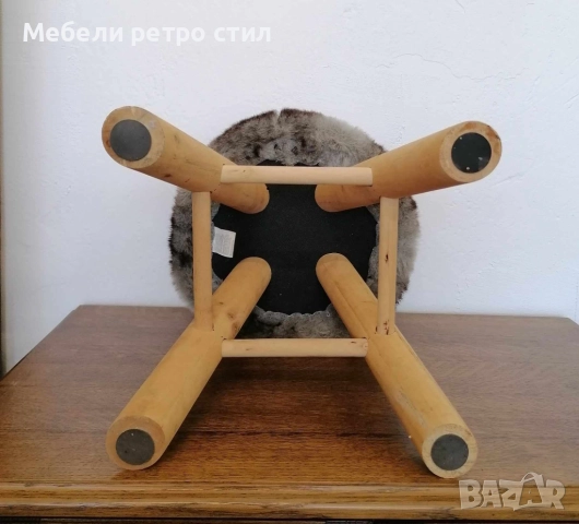 Малка, уютна табуретка  с мека, пухкава седалка с дървени крака в нюанси на сиво и кафяво. , снимка 6 - Дивани и мека мебел - 52234645