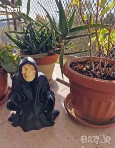 Хелолуин фигурка на покривало с вадещ се череп и гръбначен стълб